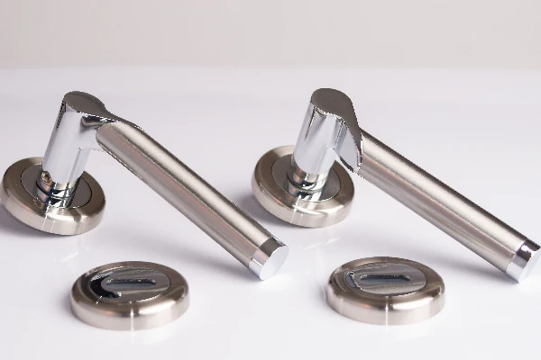 Sonnato Rona Satin Chrome Lever On Rose C/W Bathroom Turn